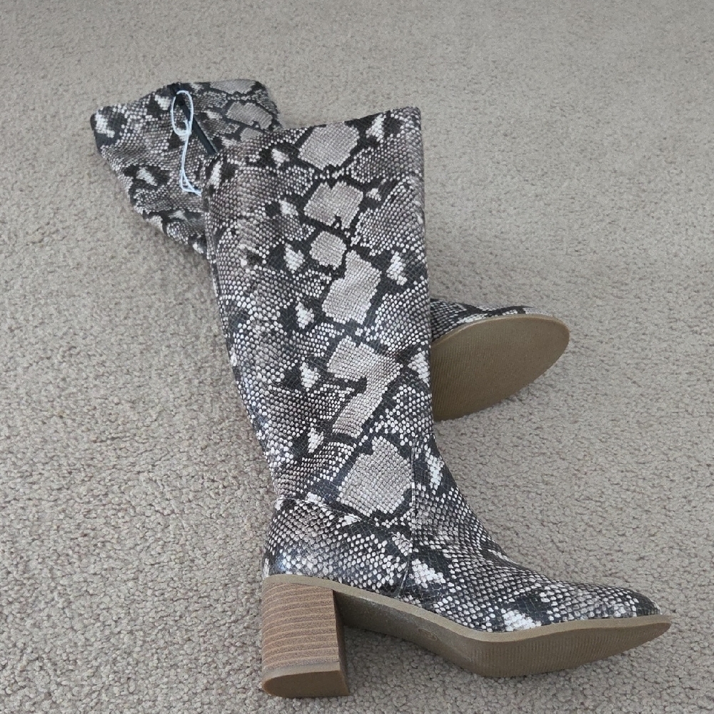 Universal Thread Snakeskin Pattern Knew High Boots